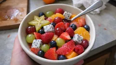 Fruchtsalat mit Zitrus, Beeren und Minze – in 10 Minuten frisch gemischt