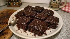 Saftiger Schokokuchen vom Blech – mit Apfelmus, Schokostückchen und Glasur