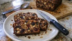 Früchtekuchen ohne Zucker: saftig dank Trockenfrüchten – ideal für die Winterzeit