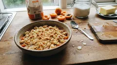 Aprikosen-Crumble aus dem Ofen: fruchtig, knusprig und mit wenigen Zutaten gemacht