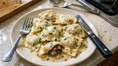 Hackfleisch-Ravioli in cremiger Weißweinsauce – so gelingt das Pasta-Gericht wie im Restaurant