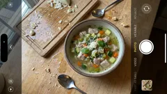 Klare Gemüsesuppe mit Pute in 25 Minuten – leicht, aromatisch und sättigend