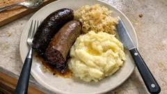 Leber- und Blutwurst mit Püree und Sauerkraut – so gelingt der Klassiker ganz einfach