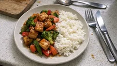 Gemüsepfanne mit Tofu und Reis: schnell, würzig und herrlich bissfest