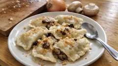 Pierogi mit Sauerkraut und Pilzen: so gelingen die polnischen Teigtaschen zu Hause