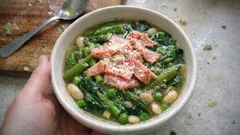 Frühlings-Minestrone mit grünem Spargel und Bohnen – leicht, aromatisch und schnell gekocht