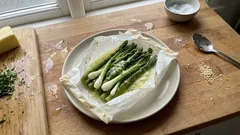 Grüner Spargel im Ofen im Pergament – saftig mit Kräuterbutter und Frühlingszwiebeln