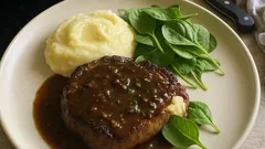 Steak Diane wie im Restaurant: dunkle Pfannensauce, cremiges Püree, ganz einfach