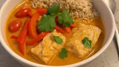 Thailändisches Fischcurry mit Kokosmilch – schnell, cremig und perfekt für den Feierabend