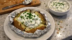 Kartoffeln in Alufolie aus dem Ofen – mit frischem Kräuterquark ganz unkompliziert
