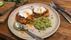 So gelingen Süßkartoffel-Möhren-Puffer knusprig – mit Avocado-Erbsen-Dip und Ei