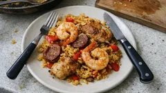 Hähnchen-Paella mit Garnelen und Chorizo – würzig, saftig und gut nachzukochen