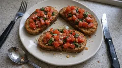 Vegane Bruschetta mit Knoblauchöl – so bleibt das Brot knusprig und der Belag schön frisch
