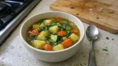 Diese einfache Gemüsesuppe gelingt immer und schmeckt angenehm leicht