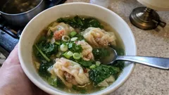 Wan-Tan-Suppe wie im Asia-Restaurant – klare Brühe, zarte Teigtaschen