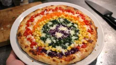 Regenbogen-Pizza mit Quark-Öl-Teig – bunt belegt und in 20 Minuten im Ofen