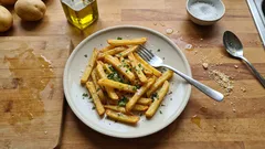 Knusprige Ofen-Pommes wie vom Imbiss – mit wenig Öl und einem einfachen Trick