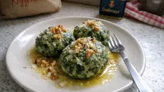 Spinatknödel mit Walnüssen und Bergkäse – herzhaft, einfach und richtig sättigend