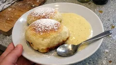 Dampfnudeln mit Vanillesauce: fluffig aus dem Topf, mit feiner Bodenkruste