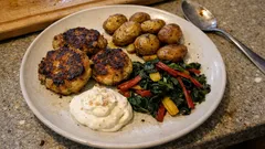 Knusprige Blumenkohl-Buletten mit Ofengemüse – mit frischem Meerrettich-Schmand