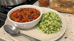 Veganes Gemüse-Chili mit Linsen und Bohnen – dazu lockerer Brokkoli-Reis
