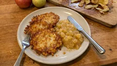 Kartoffelpuffer mit Apfelkompott: außen knusprig, innen saftig und ganz einfach