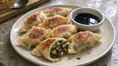 Vegetarische Dumplings aus der Pfanne: knusprige Unterseite, saftige Pilz-Lauch-Füllung
