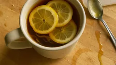 Schwarztee mit Zitrone und Honig – in 5 Minuten, mit kurzer Ziehzeit gegen Bitterkeit