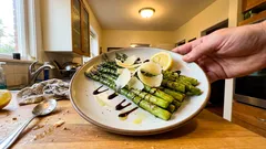 Grüner Spargel aus dem Ofen: mit Zitrone, Balsam und Parmesan in 10 Minuten