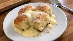 Buchteln mit Vanillesauce: so werden sie im Ofen besonders luftig