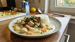 Hühnerfrikassee wie bei Oma – cremig, zitronig und mit Spargel