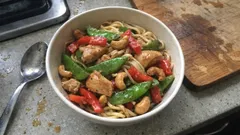 Kalorienarme Hähnchenbrust mit Gemüse – diese asiatische Pfanne ist schnell gemacht