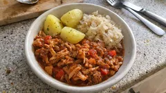 Jackfruit-Gulasch mit Sauerkraut und Kartoffeln – deftig, vegan und richtig sämig