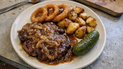 Steaks mit Zwiebelsauce und Röstkartoffeln – so gelingt der Klassiker ganz einfach
