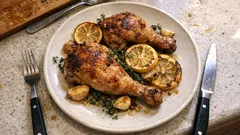 Hähnchenkeulen aus dem Ofen: mit Zitrone, Knoblauch und Thymian wunderbar saftig