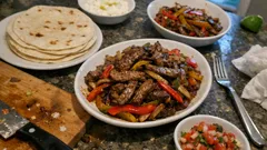 Rindfleisch-Fajitas aus der Pfanne – würzig, schnell und mit cremigem Dip