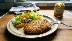 Knusprige Sellerieschnitzel mit Nuss-Panade – dazu Frisée-Orangen-Salat