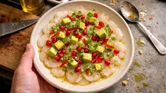 Seeteufel-Carpaccio mit Avocado – so gelingt das frische Granatapfel-Limetten-Dressing